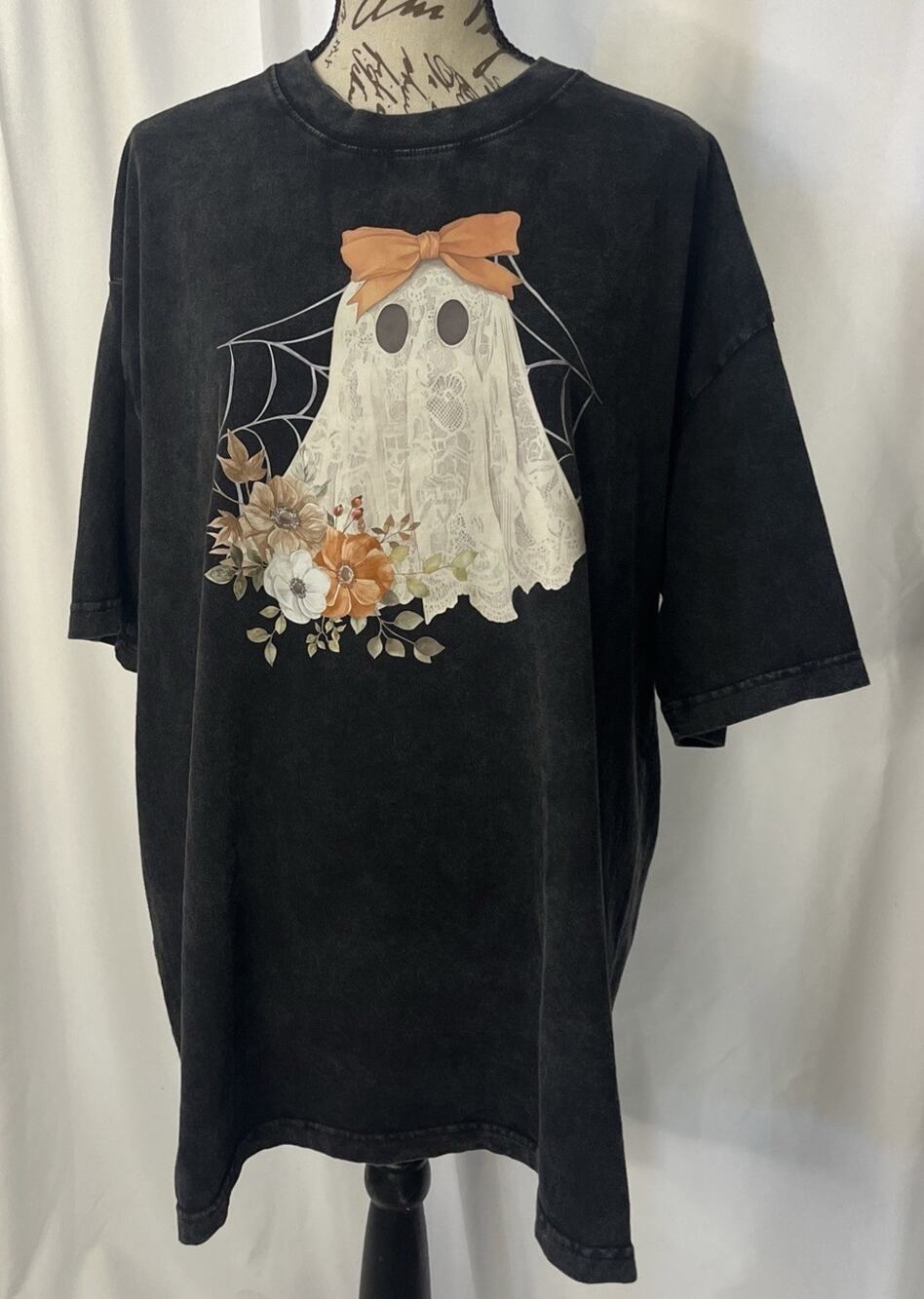 Halloween Fall Ghost T-Shirt with Bow and Flower Design Graphic Women’s XL